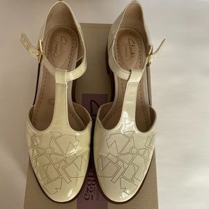 Clarks Taylor Palm Off-White Blanc Casse T-Strap Sandals size 8.5